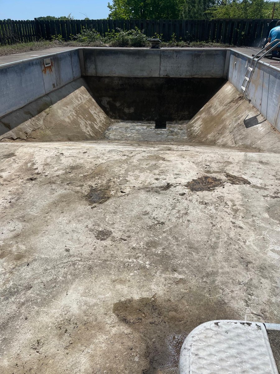 TaraPoolLife's tweet photo. Check out this insane before and after from Crystal Clear Pools in Conway, AR! They transformed this grungy pool into something ✨Enchanted✨! Great job, and thanks for sharing your work with us! 😍

#enchanted #tarapools #beforeandafter https://t.co/qJcTr8VlXI