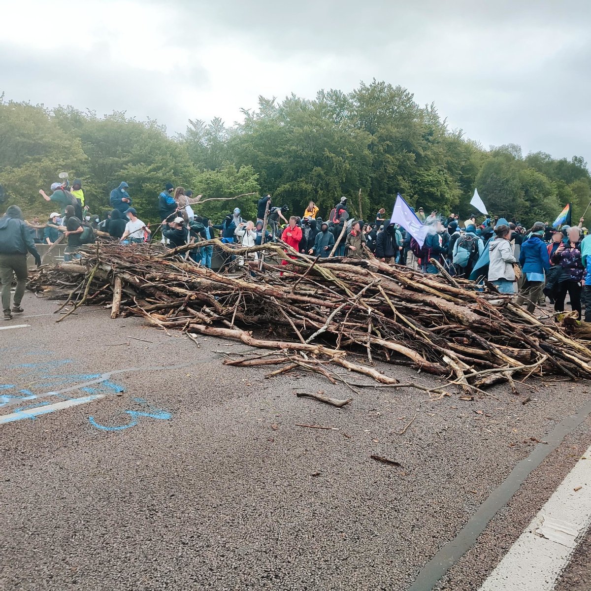 lessoulevements's tweet photo. Les manifestant-es se sont introduits sur l'#A13 pour remplir l'objectif de la journée : mettre des bâtons dans les routes 🔥 Iels ont érigé une barricade et bloqué la circulation dans les deux sens pendant 1h00. https://t.co/qF1rNvMpmK