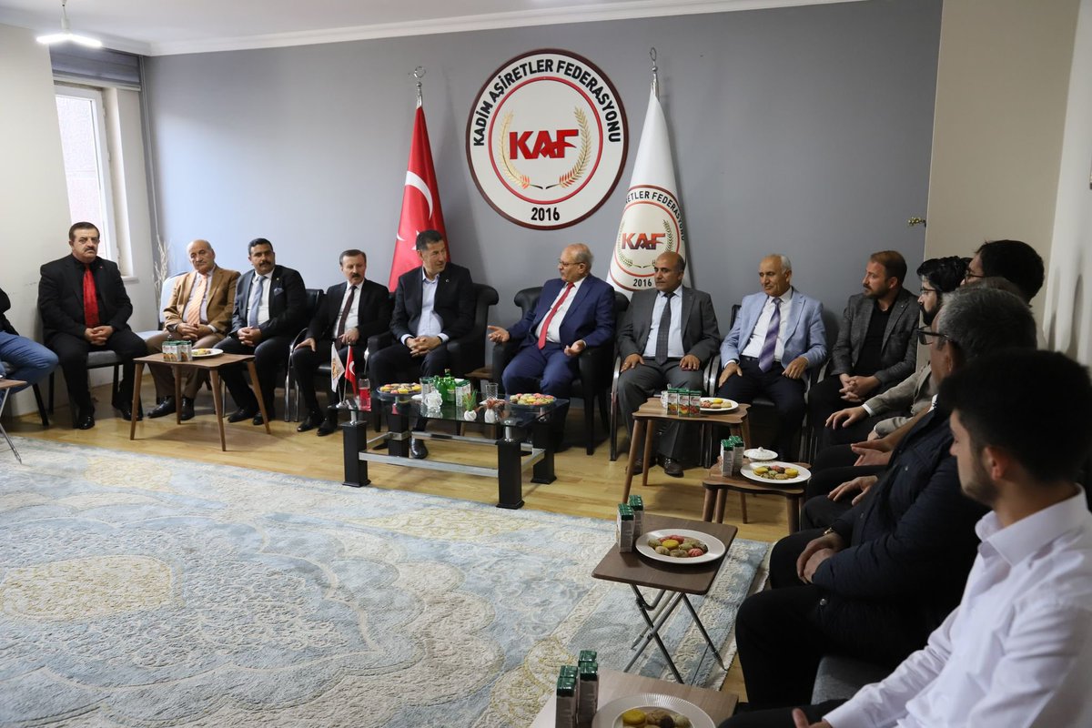 DrSinanOgan's tweet photo. Bugün @KadimAsiretler Derneği Başkanı @RasimASLAN65'ı ve dernek üyelerimizi ziyaret edip, bölgemizin sorunlarını ve çözüm yollarını müzakere ettik. Misafirperverlikleri için teşekkür ederiz. 

 #OAnGeliyor https://t.co/CbuZvowOB5