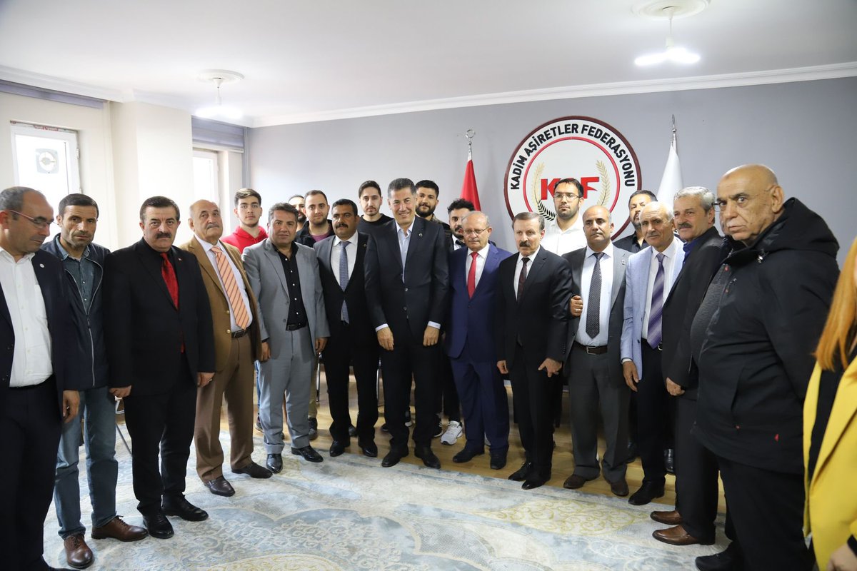 DrSinanOgan's tweet photo. Bugün @KadimAsiretler Derneği Başkanı @RasimASLAN65'ı ve dernek üyelerimizi ziyaret edip, bölgemizin sorunlarını ve çözüm yollarını müzakere ettik. Misafirperverlikleri için teşekkür ederiz. 

 #OAnGeliyor https://t.co/CbuZvowOB5