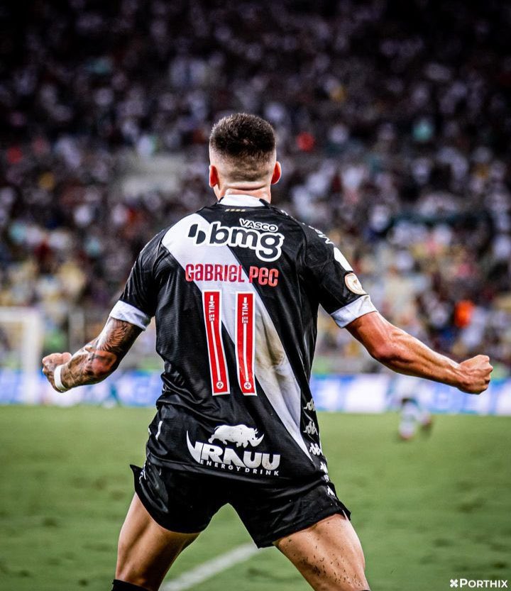 EuSouVascaino_'s tweet photo. Tem um motivo grande pro time ser bom em contra ataque e defensivamente e morrer no segundo tempo.

Nós temos UM jogador que mesmo sendo jogado pra Cristo por anos, morreria pela nossa camisa.

Toda jogada no ataque ele tenta criar e NUNCA se esconde, corre como se fosse a última jogada no ataque.

E toda jogada na defesa ele volta até o final pra defender as cores da camisa dele.

Você pode não gostar, mas esse jogador MERECE o seu respeito.
