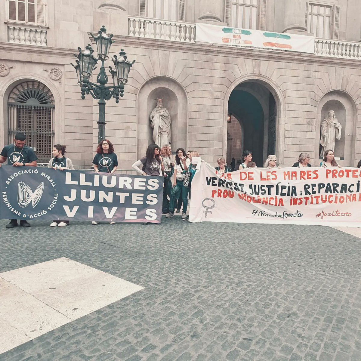 mirallfeminisme's tweet photo. #Concentració #DíaDeLasMadresProtectoras, avui 7 maig des de #lesfranqueses a #Barcelona
Com a societat necessitem reparar les vides, de les mares, les seves filles i fills, destrossades a causa de la #ViolenciaInstitucional
#Necessiten #Veritat #Justícia i #Reparació https://t.co/ajBuC1My66