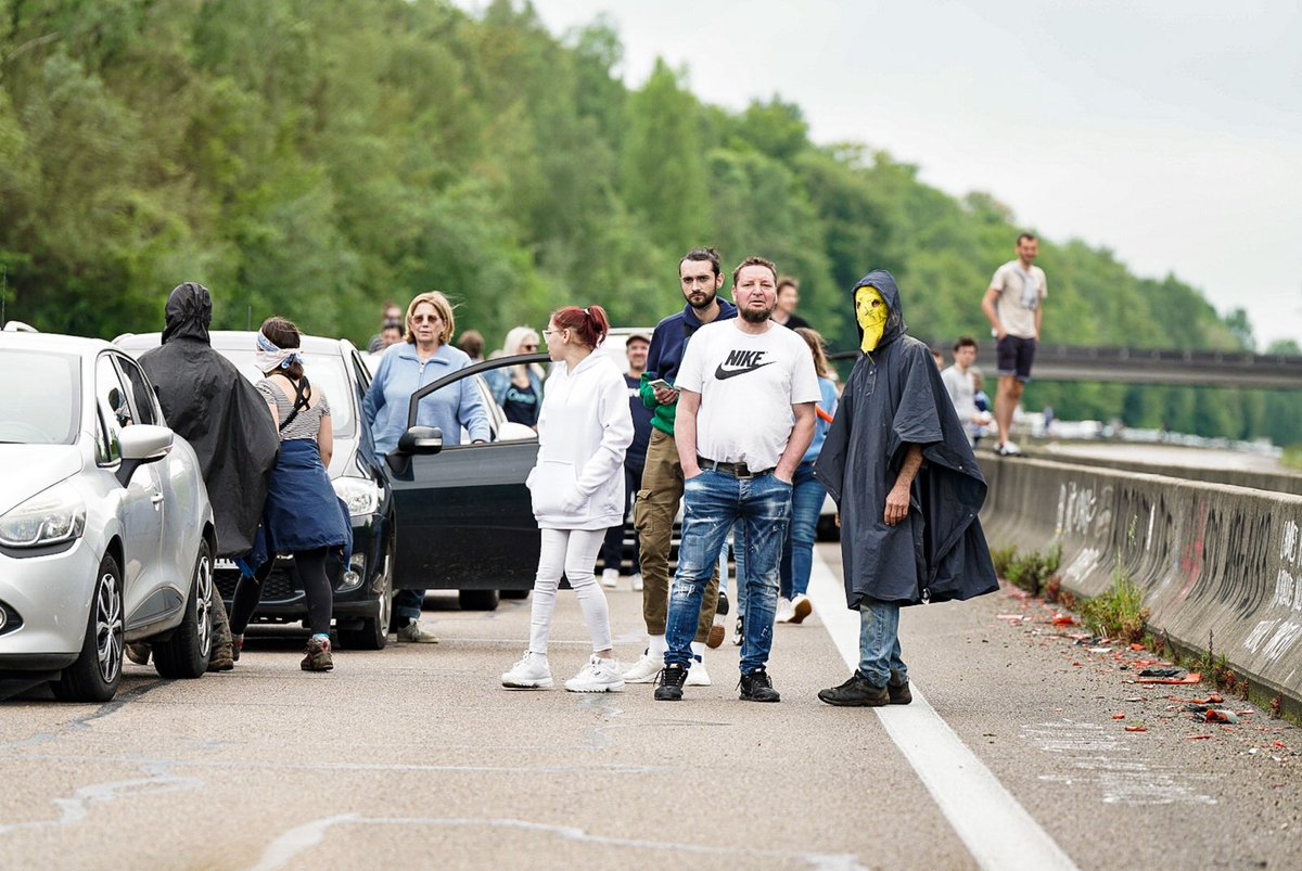 lessoulevements's tweet photo. Ils ont alerté les automobilistes sur les taxes que s'octroieraient les concessionaires privés sur les péages de l'autoroute en projet après avoir pompé un demi-milliard d'euro d'argent public, ainsi que sur les impacts écologiques de ce projet 🤑 https://t.co/PdGBFyhPar