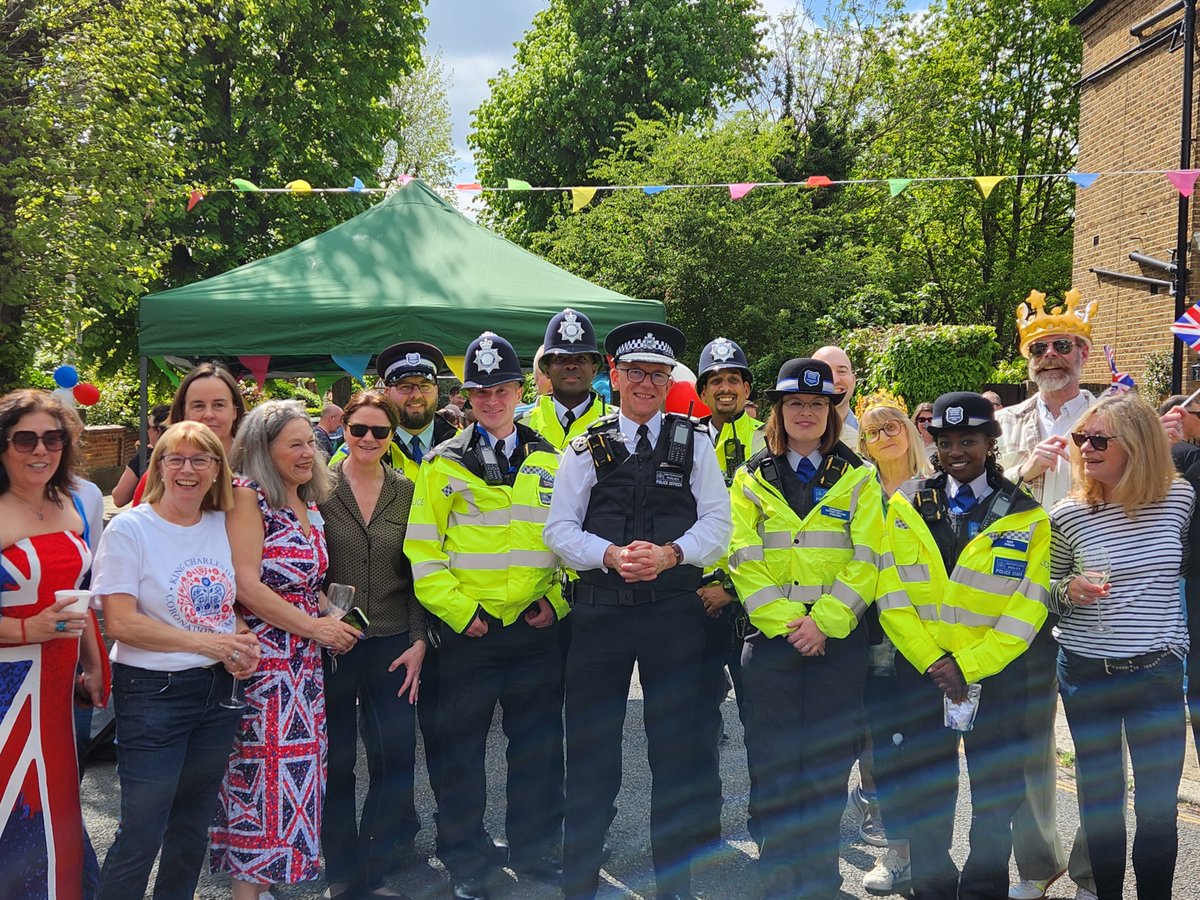 metpoliceuk's tweet image. A surprise visit to @ealingMPS street parties from the Commissioner this afternoon, joining local neighbourhood officers and communities in celebrating the #BigLunch 

#MyLocalMet #Coronation