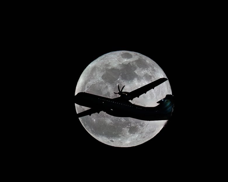 marprol's tweet photo. Luna y Binter
La Luna llena de mayo, cuando por fin consiguió escaparse de las nubes, también nos regaló el tránsito de una avión ATR-72-600 de @BinterCanarias en su aproximación al aeropuerto de #GranCanaria procedente de #Tenerife

#Moon #airplane #spotting https://t.co/aTfznV7wsj