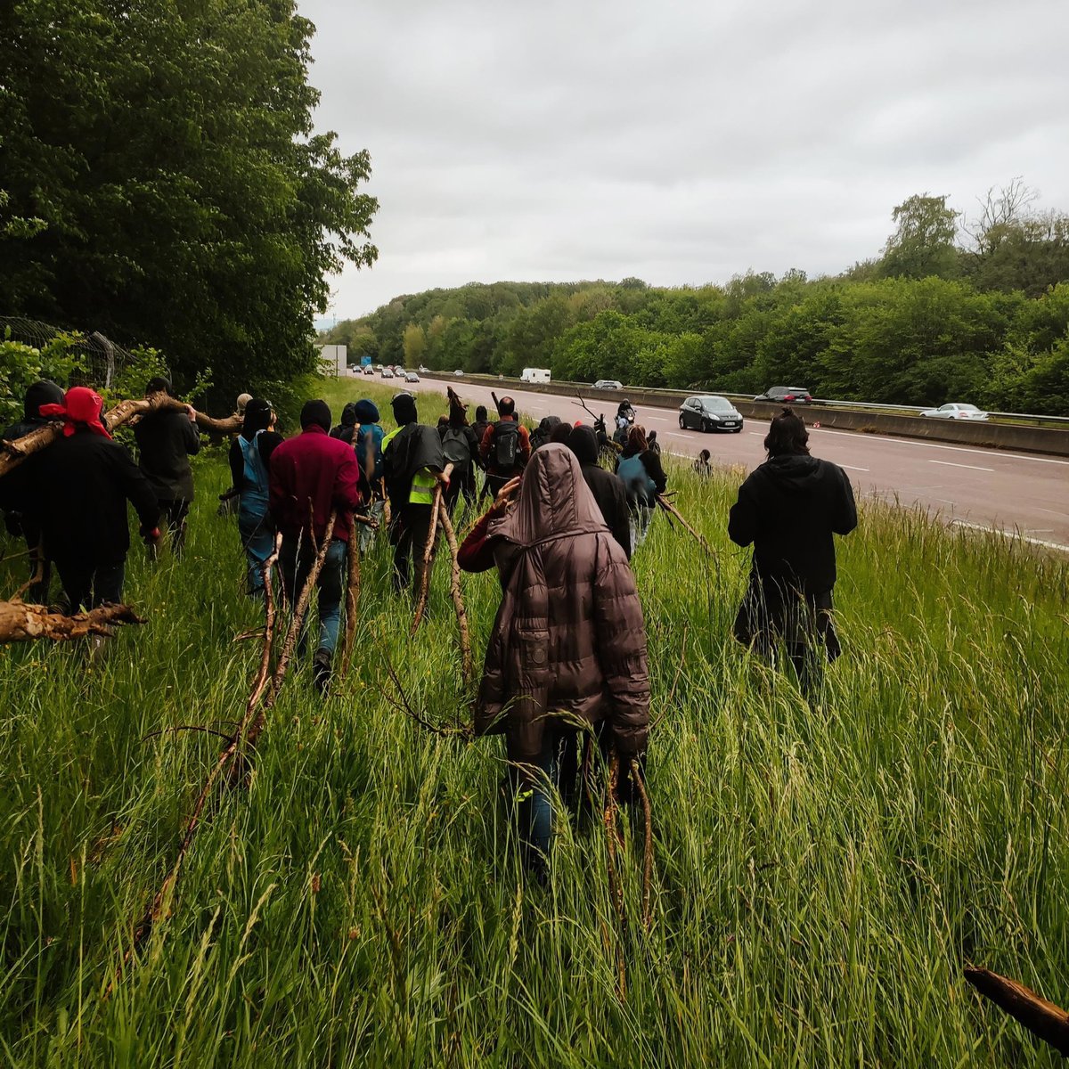 lessoulevements's tweet photo. Les manifestant-es se sont introduits sur l'#A13 pour remplir l'objectif de la journée : mettre des bâtons dans les routes 🔥 Iels ont érigé une barricade et bloqué la circulation dans les deux sens pendant 1h00. https://t.co/qF1rNvMpmK