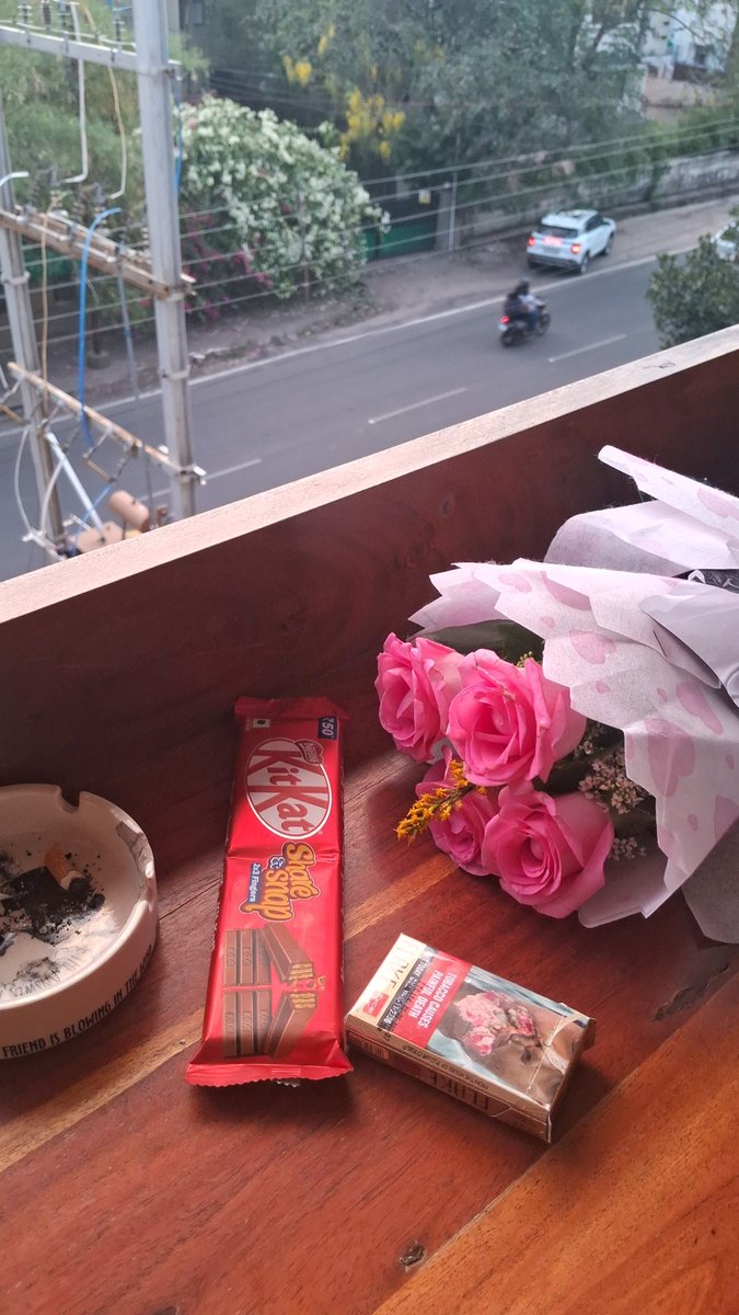 cinnamonnggiirl's tweet photo. he got me flowers and his sister got me chocolate ahhhh https://t.co/5rtV7Ct3aD