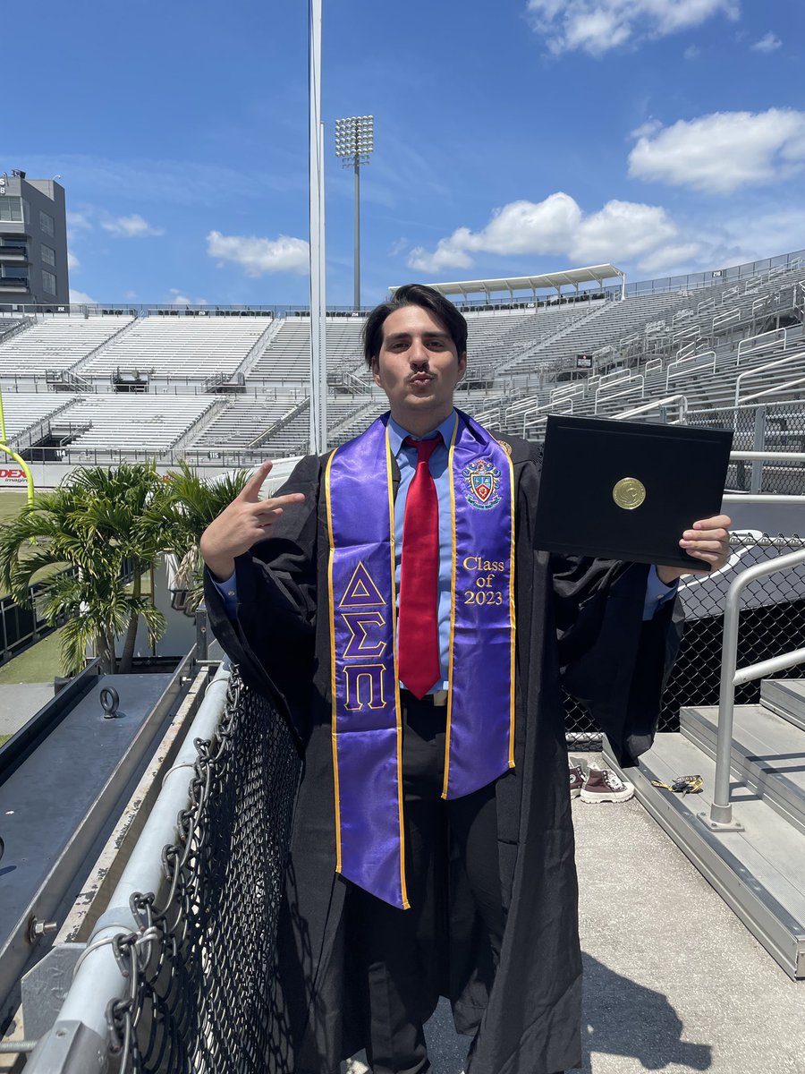 Ferniies's tweet photo. 3.53 GPA with B.S.B.A in management mothfuckas. Shoutout my wifey @sophiekbeach https://t.co/EvOGhSY47Q