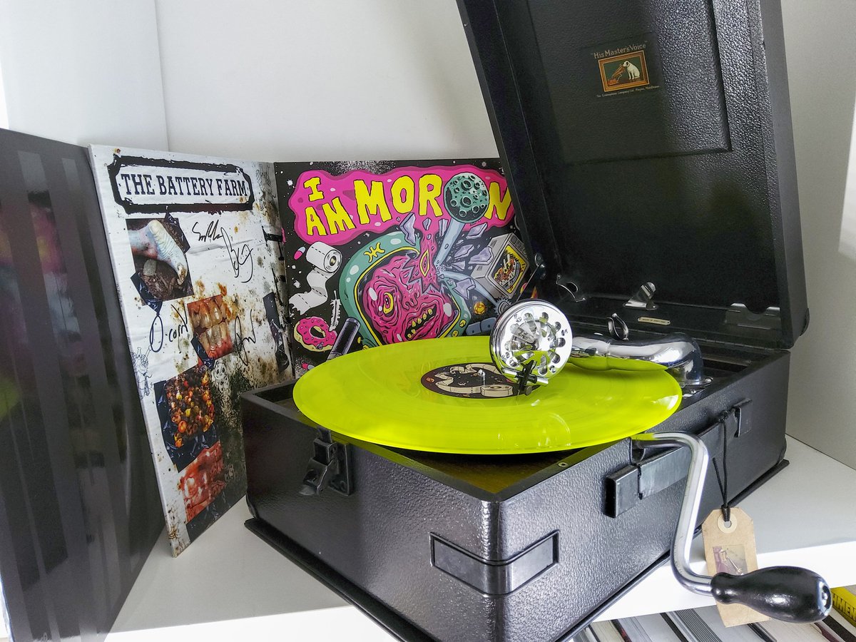 StringyBob2's tweet image. I must've missed the memo about these new-fangled 'vinyl LPs' not being backwards compatible with an 80 year old, wind-up gramophone - who knew?? 
...it really put a downer on my Coronation Party!
Any timescale for releases on 78rpm shellac or 8 track cassette please?