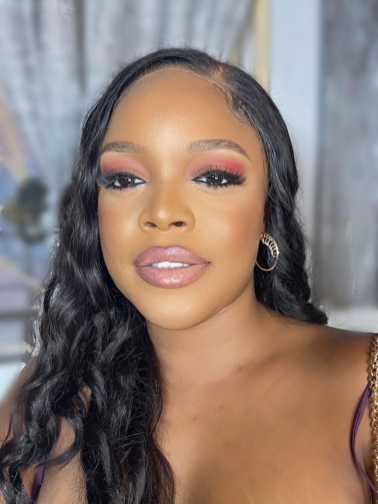 osei_makeup's tweet photo. Starting the week with this beauty.
We are available for all your makeup appointments. 
Send a DM to book https://t.co/nsLGZdfJwl