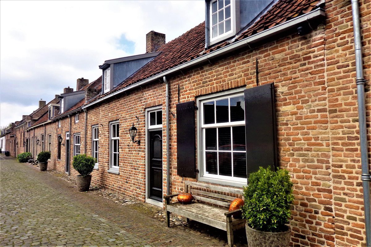 Vorige week heb ik het stadje #Buren in de #Betuwe bezocht en natuurlijk foto’s gemaakt. Jullie zien het beeld van het gezin van de jonge Willem van Oranje en Anna van Buren, het Koninklijk #Weeshuis, de #molen Prins van Oranje en #muurhuizen in de Oranjestraat.