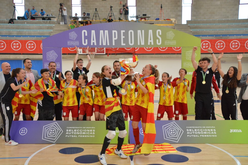 FCF_CAT's tweet photo. 😍 𝗖𝗔𝗠𝗣𝗜𝗢𝗡𝗘𝗦 𝗗'𝗘𝗦𝗣𝗔𝗡𝗬𝗔 😍

🟡🔴 Catalunya Aleví femenina empata a 2 segons pel final i s'endú la final a la pròrroga 

🏆 Victòria per 2⃣ a 1⃣ davant @RFAF amb un doblet d'Aina Fernández

📝: https://t.co/QX2iTzbBTg

#CampionatsEspanyaFS https://t.co/8OJQMsuIOa