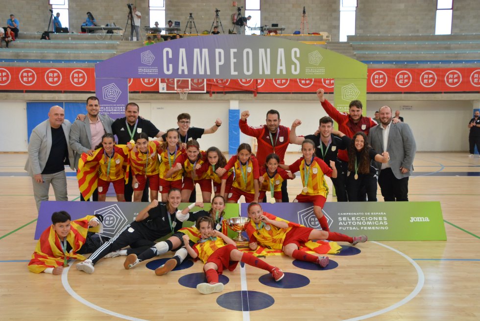 FCF_CAT's tweet photo. 😍 𝗖𝗔𝗠𝗣𝗜𝗢𝗡𝗘𝗦 𝗗'𝗘𝗦𝗣𝗔𝗡𝗬𝗔 😍

🟡🔴 Catalunya Aleví femenina empata a 2 segons pel final i s'endú la final a la pròrroga 

🏆 Victòria per 2⃣ a 1⃣ davant @RFAF amb un doblet d'Aina Fernández

📝: https://t.co/QX2iTzbBTg

#CampionatsEspanyaFS https://t.co/8OJQMsuIOa