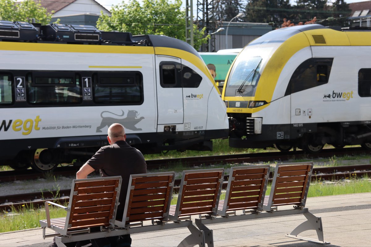 sbamueller's tweet photo. und hier noch Bilder für @bwegtBW
2x #Mireo und #DesiroHC, #Regioshuttle in #Offenburg Hbf und die #TramTrain in #Karlsruhe Hbf. Zusammengekuppelt mit Scharfenberg Kupplung. https://t.co/W3MMZVmFNi