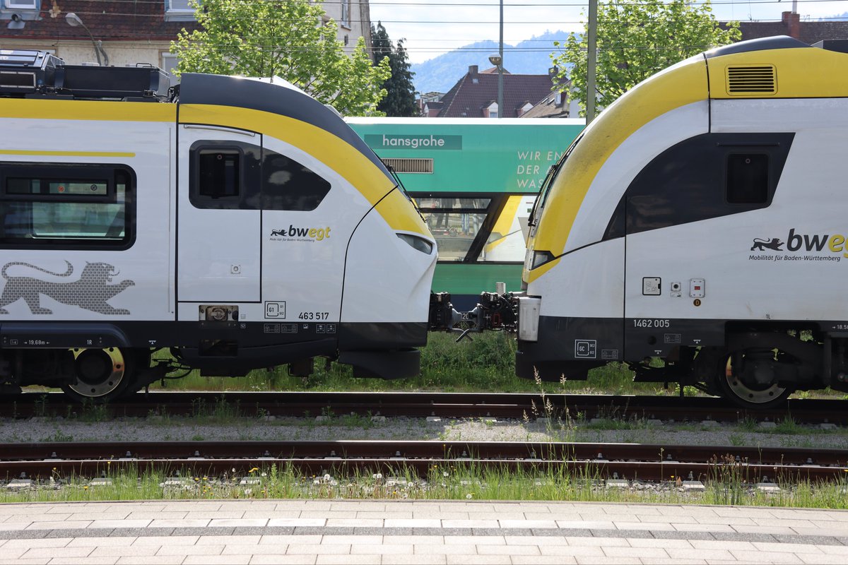 sbamueller's tweet photo. und hier noch Bilder für @bwegtBW
2x #Mireo und #DesiroHC, #Regioshuttle in #Offenburg Hbf und die #TramTrain in #Karlsruhe Hbf. Zusammengekuppelt mit Scharfenberg Kupplung. https://t.co/W3MMZVmFNi