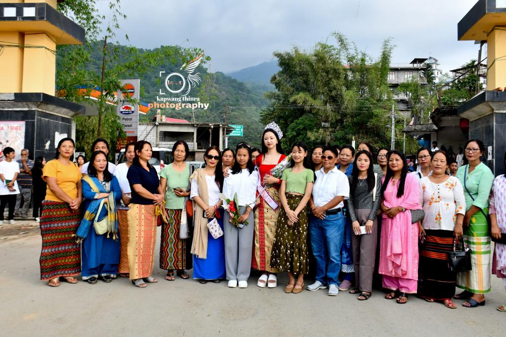 MissArunachal's tweet photo. Here are some more beautiful Homecoming moments of reigning Kingfisher Miss Arunachal 2023, 1st runner-up, Rachel Aran. 👑

Tirap Jaanchhonya #RachelAran had a grand welcome by family &amp; friends &amp; this picture explains that very well ♥️

Powered By @LakmeSalon Naharlagun
@OfGoap https://t.co/u87SjJ2MbA