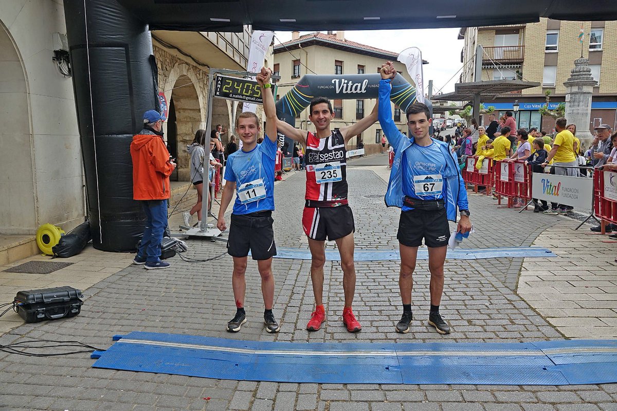 Mendialdea_info's tweet image. Maud Combarieu y Walter Becerra en 26,5 k y Ainhoa Celaya e Ibai Pérez en 13,5 k ganadores de la #KanpezuIoar 2023.
Zorionak denori!!! @Kanpezu_Ioar
#Kanpezu #Campezo #ArabakoMendialdea #MontañaAlavesa
📸 @OAnzuola