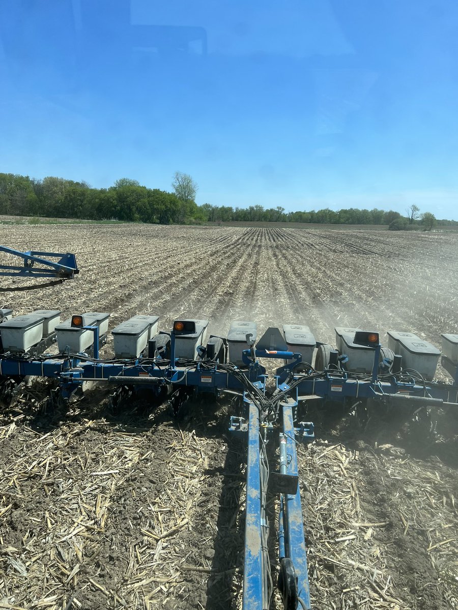 Beautiful day to plant @lgseeds 59C72STXRIB