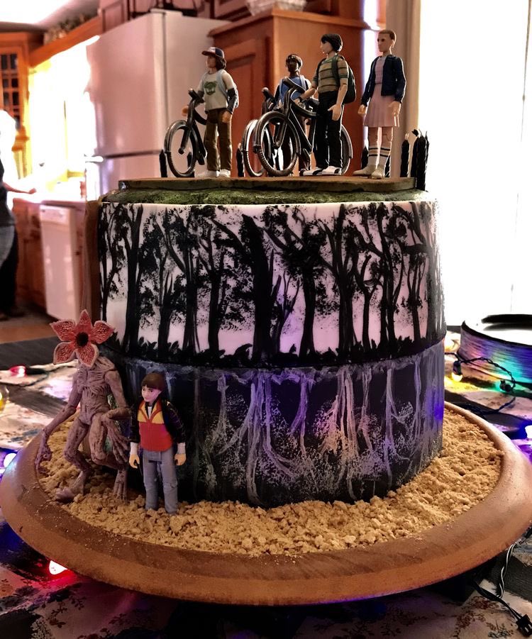 Cineilimitado's tweet photo. Tortas de cumpleaños—> versión series

Stranger things, once upon a time, breaking bad &amp; friends https://t.co/c2bFpM1CRg