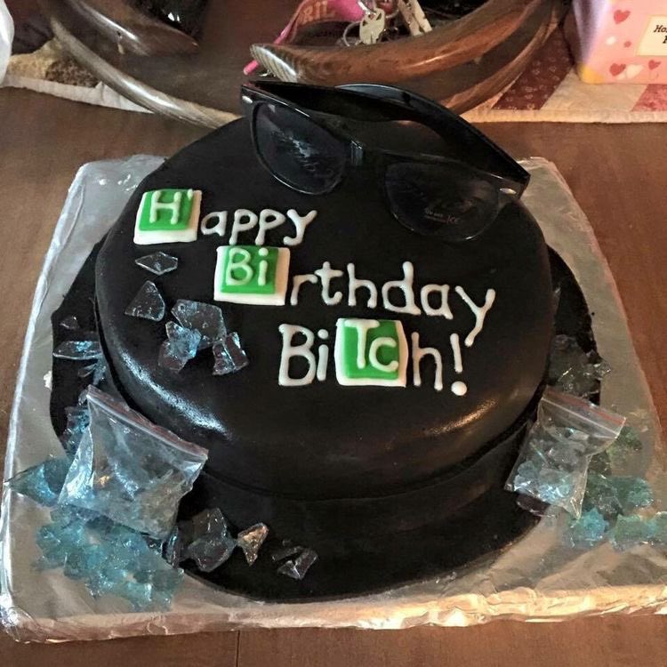 Cineilimitado's tweet photo. Tortas de cumpleaños—> versión series

Stranger things, once upon a time, breaking bad &amp; friends https://t.co/c2bFpM1CRg