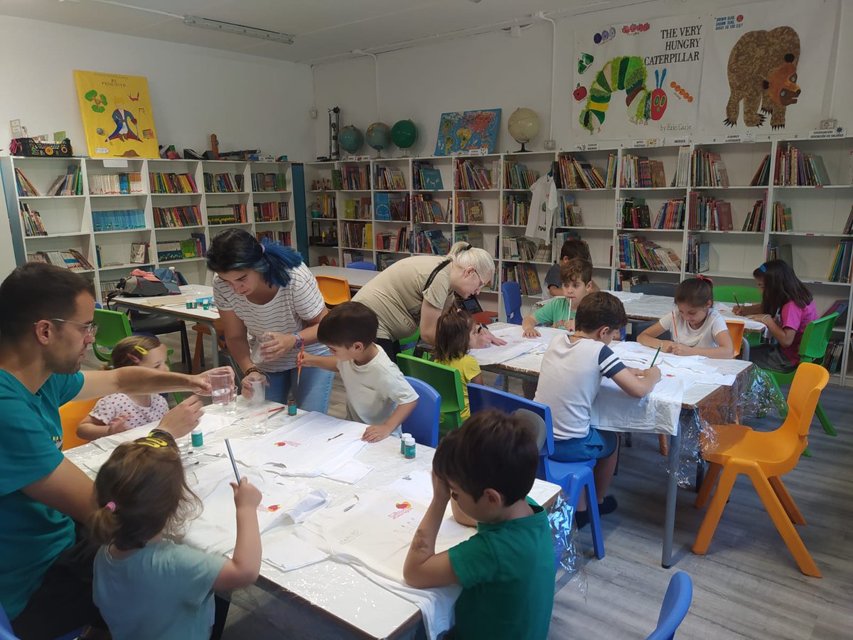 ceipmmozgz's tweet photo. 🧑‍🎨 Y los más pequeños, disfrutando de diseñar y crear su propia camiseta con motivos naturales 🤎💚

¡Gracias familias por vuestro trabajo! 👏

#ceipmmozgz #ReCreando #CuidamosNuestroPatio #Gracias https://t.co/N8RvXnUW3Q