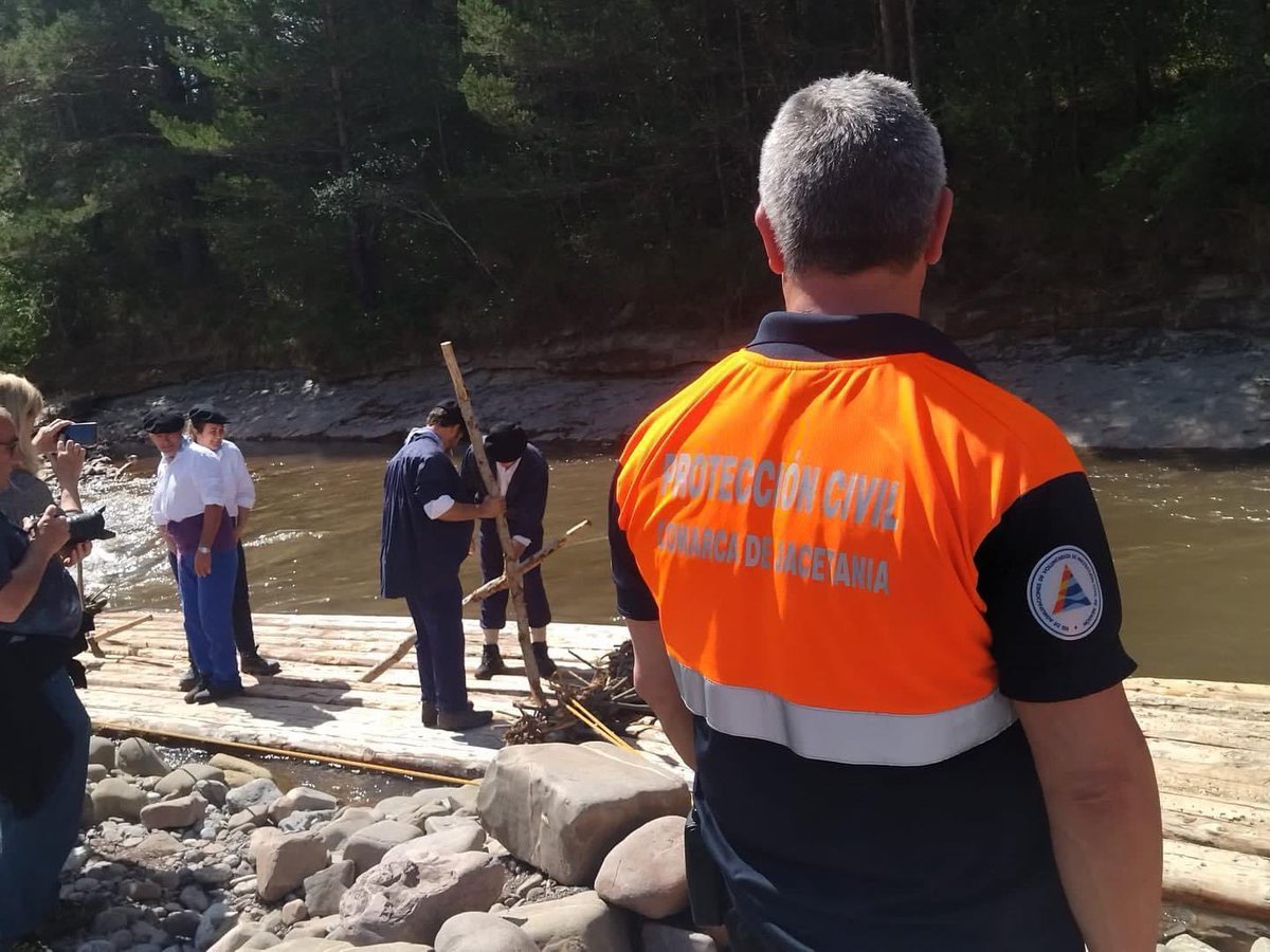 cJacetania's tweet photo. La Agrupación de #voluntarios de #ProteccionCivil de la #Jacetania ha colaborado hoy en el descenso de #navatas en #Hecho👏👏👏
📷 PCJacetania https://t.co/B9cgjxYKs7