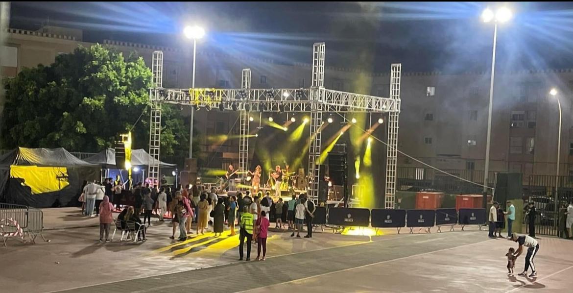 cadenasermel's tweet photo. 🎤El inesperado concierto de Kiko y Shara en el barrio de Las Palmeras genera desconcierto y enfado en la ciudadanía melillense: la falta de publicidad del evento hizo que este estuviese casi vacío https://t.co/IDWll7XSjT