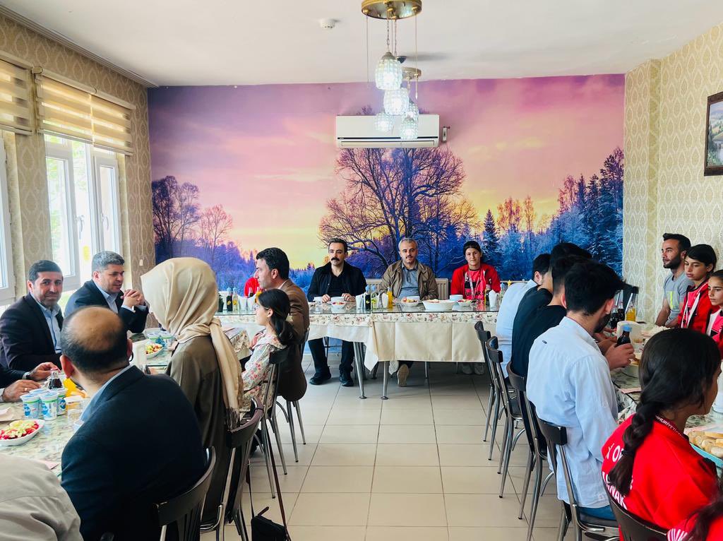 idil_ilcemem's tweet photo. Bitlis'teki grup maçlarında Şırnak ilimizi temsil eden İDİL / ULAK ORTAOKULU,futsal müsabakalarında gruplardaki tüm maçlarını kazanarak 25-28 Mayıs tarihinde Mardin’de yapılacak TÜRKİYE YARI FİNALLERİNDE Şırnak ilimizi temsil etmeye hak kazanmıştır. https://t.co/obM89MNBnl