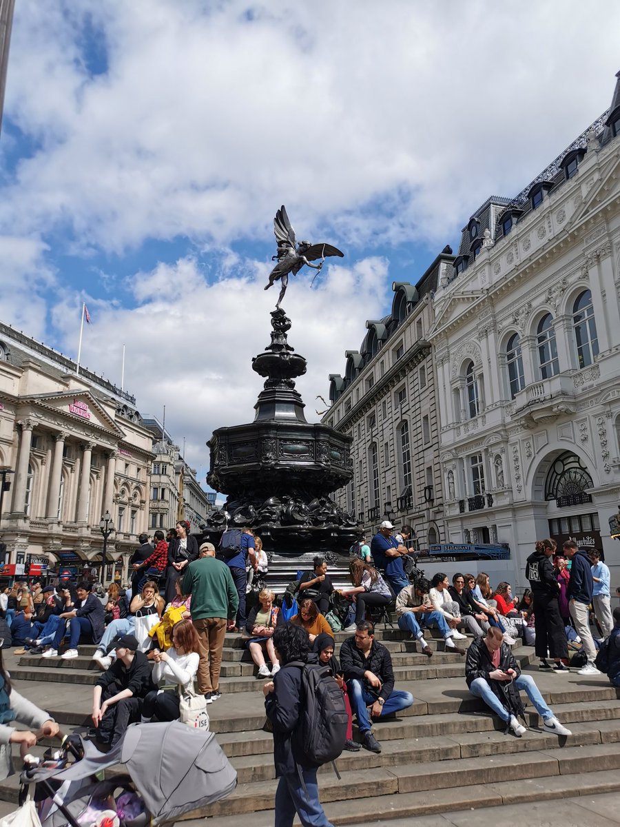 soanito's tweet photo. Petit road trip de 10h a 18h dans Londres avec madame.
En évitant les grands événements du week-end de couronnement.
Hyde Park, Piccadilly, Oxfort, Leicester et trafalgar square.
#londres #london #weektrip #amoureux https://t.co/7TOryimEvJ