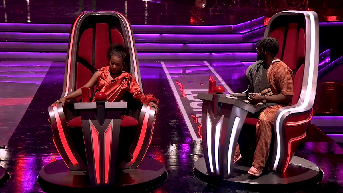 FrostProUg's tweet photo. Jason got Locko turn his chair just seconds into the performance.. that person was awesome. Atleast he pulled off 3 chair turns . #TheVoiceAfrica. #ConnectedByAirtel https://t.co/BumdLZ8AEd