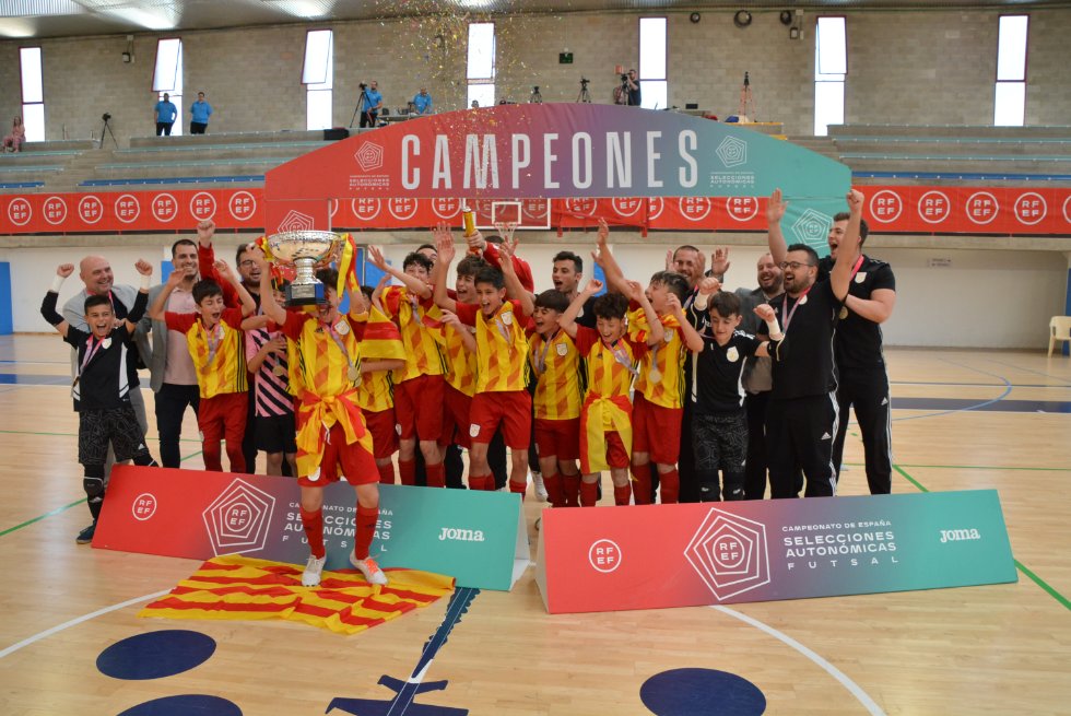 FCF_CAT's tweet photo. 😍 𝗖𝗔𝗠𝗣𝗜𝗢𝗡𝗦 𝗗'𝗘𝗦𝗣𝗔𝗡𝗬𝗔 😍

🟡🔴 Catalunya Aleví masculina tanca una altra temporada històrica
✅ Victòria per 4⃣ a 3⃣ davant @RFFM_FutbolSala 

🏆 6⃣ Campionats i 2⃣ Subcampionats d'Espanya

📝: https://t.co/nYWBTld5dw

#CampionatsEspanyaFS https://t.co/zU7UQUYRyo