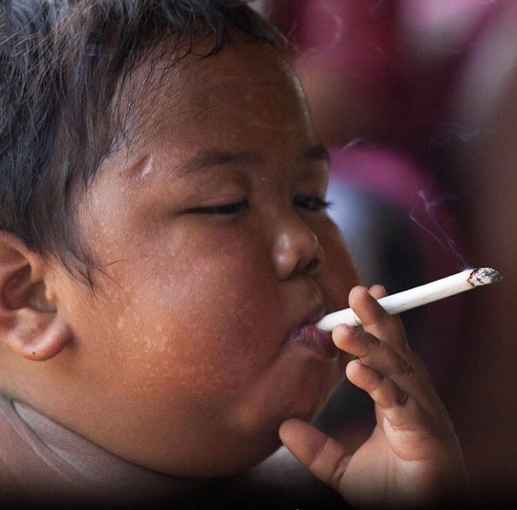 PinkyOliphant's tweet photo. Cigarette be too short when u stressed https://t.co/rRJT2G6Iyy