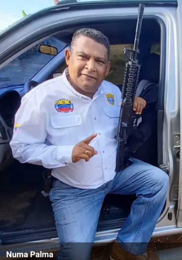 Batalladeideas's tweet photo. 🇻🇪 #ÚltimaHora: Pasaran a caracas al funcionario del Cicpc Zulia Numa Palma, detenido el día de ayer en su residencia, ubicada por los fondos de los plataneros, junto con su esposa y amante. #07Mayo https://t.co/H5lp5eDnF1