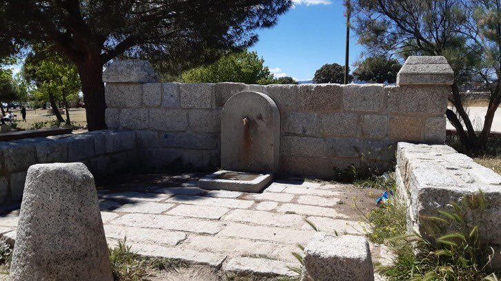 CarricasJavier's tweet photo. La siguiente fotografía muestra una fuente del sigloXV correspondiente a la ermita de San Bartolomé, situada al pie de la Cañada Real Segoviana, en el municipio madrileño de Galapagar.El agua de la fuente es potable y proviene de un manantial subterráneo.#TACTUSAQUA@IAABINSTITUTE https://t.co/UmY4etJz7M