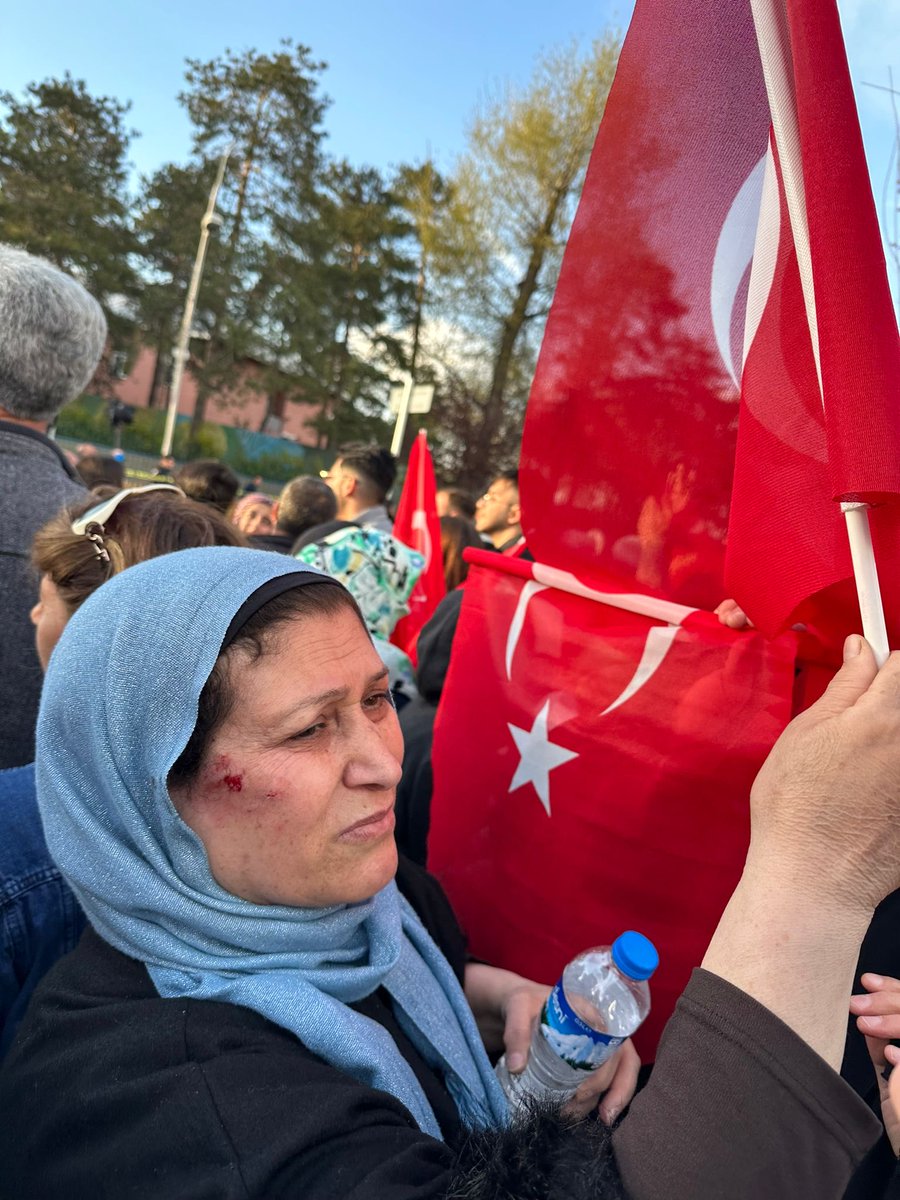 Birkaç yüz genci kışkırtıp Erzurum’da eli Türk bayraklı kadını taşlattırdılar.