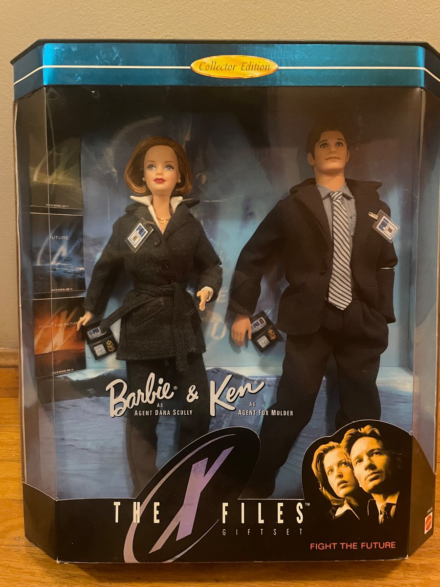 Woke up to the absolute BEST birthday present/Barbie-X-Files cross-over event I never knew existed from some dear Vancouver friends 😍🤓 #fightthefuture
