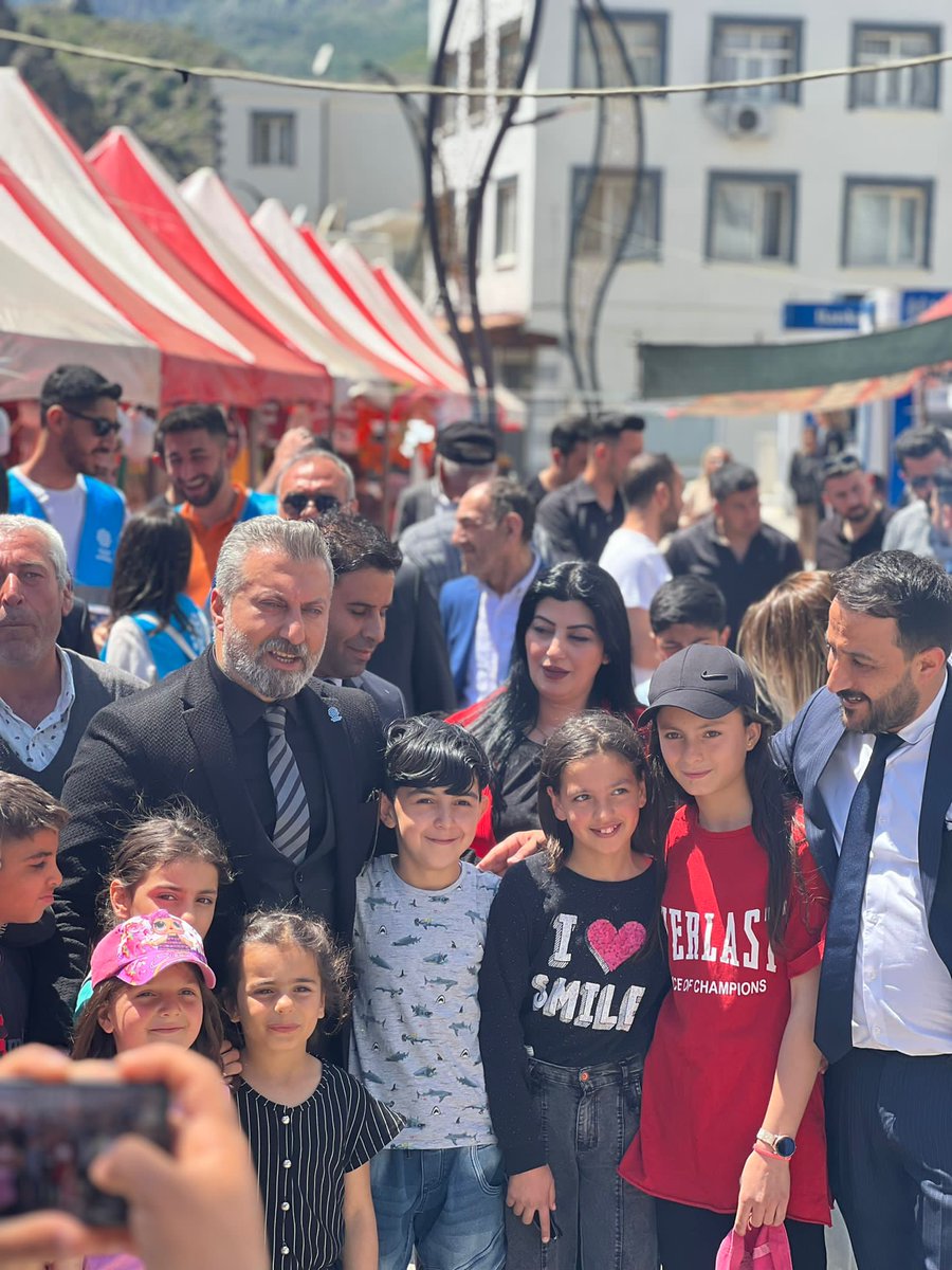 İnanın çocuklar diyip yola çıktık yolumuzdan hiç kimse bizi yıldıramaz bizler size yol olacaz köprü olacaz sizi geleceğe taşıyacaz size söz yarınlar sizin olacak .