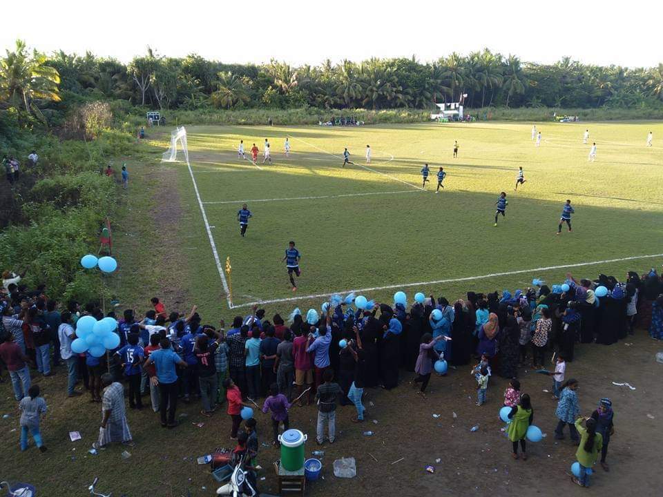 AllianceSports_'s tweet photo. ހަނދާނުގެ ތެރެއިން!

ވޭތުވެދިޔަ އަހަރުތަކުގައި އެލަޔަންސް ސްޕޯޓްސް ކްލަބް ތެރޭންވަނީ އެތަކެއް ހުނަރުވެރި ފުޓްބޯޅަ/ފުޓްސަލް ކުޅުންތެރިންތަކެެއް އުފެދިފަ.

#AllianceSC https://t.co/yP8HxiRWuK