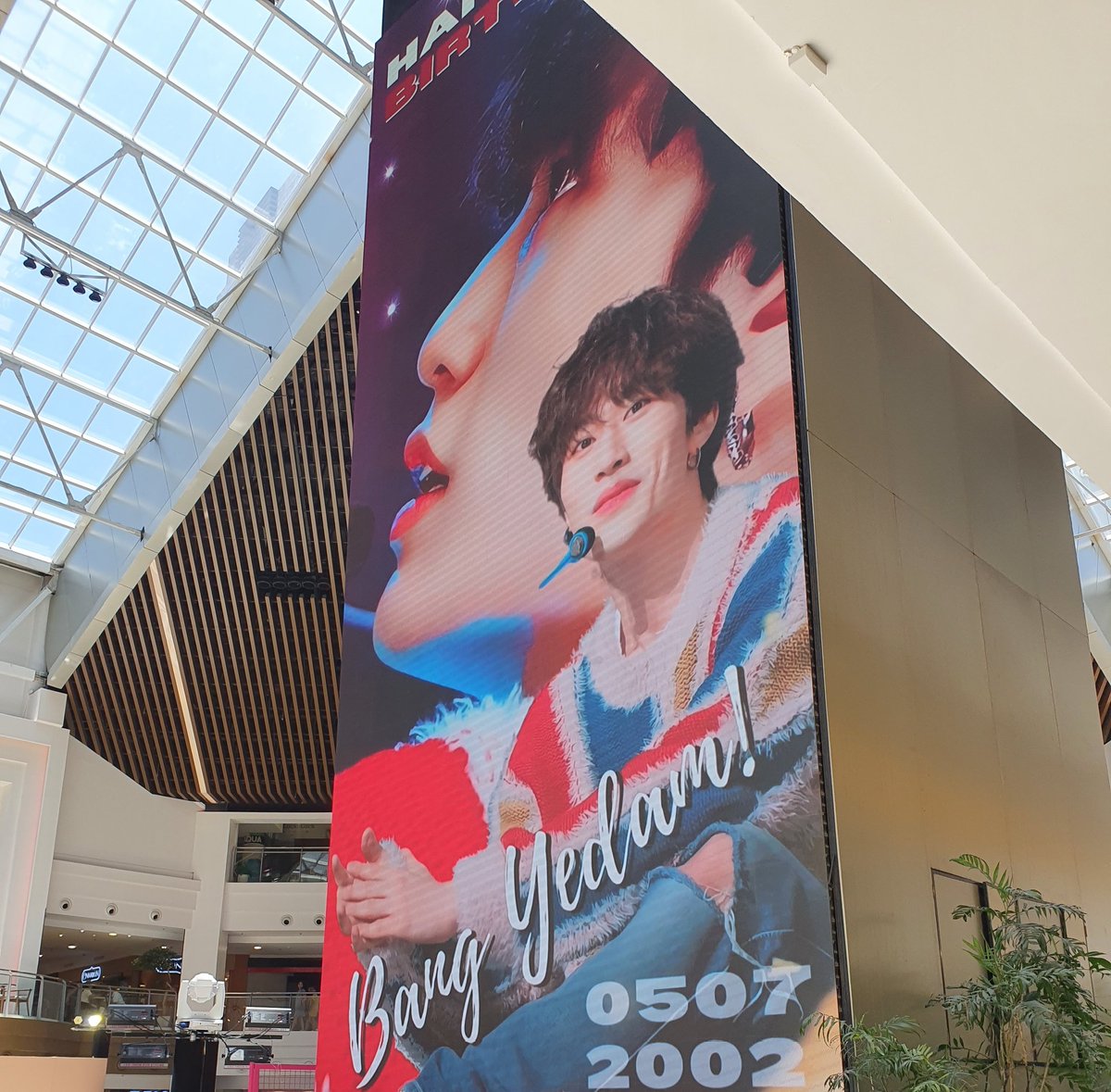bswanmomsph's tweet photo. Thank you to all the Blackswans who have helped for Yedam's birthday - from votings, feeding program, birthday ads and CSE.
To all the members of Project 5702, sponsors and organizers, thank you for making all of these possible.
#BANGYEDAM
#ROCKSTARYEDAM
#LEGENDSNEVERQUIT https://t.co/slcCap6RFk