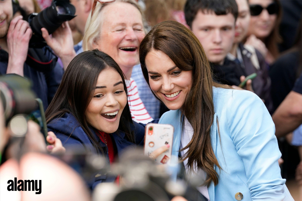 Alamy_Editorial's tweet photo. The Princess of Wales poses for a selfie during a walkabout meeting members of the public on the Long Walk near Windsor Castle, where the Coronation Concert to celebrate the coronation of King Charles III and Queen Camilla is being held.

Image ID: 2R07E5W // Andrew Matthews //PA https://t.co/jqyzTYJtCO