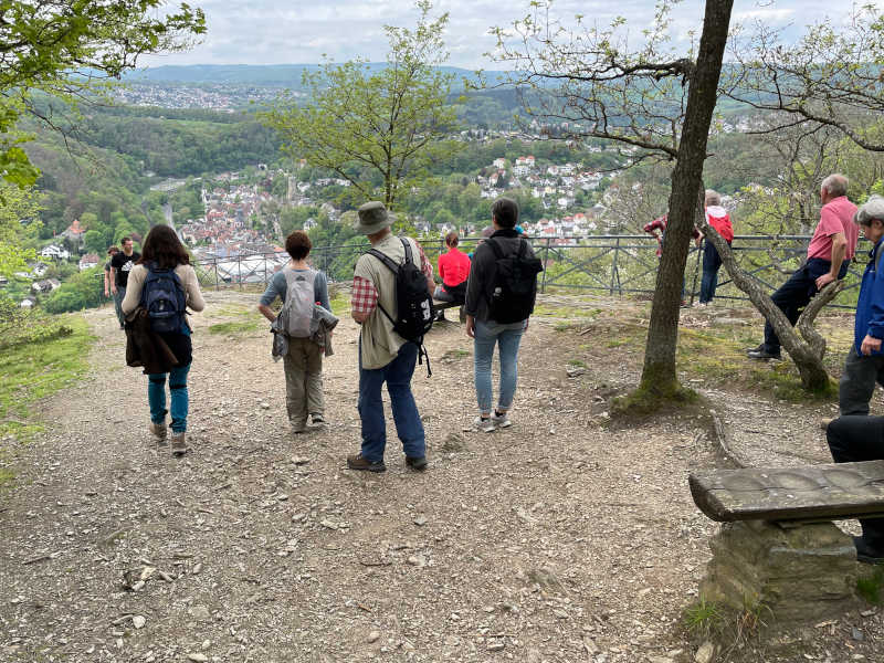 rtkw_de's tweet photo. Unterwegs im #MainTaunusKreis - ein Blick zurück auf die Siedlungsgeschichte des Vordertaunus. Spannende Hintergründe zu vielen unscheinbaren Bodendenkmälern erläuterte Archäologe Dr. Thimo Brestel. Mit dabei war auch Knut Korschewsky vom Thüringer Gebirgs- und Wanderverein. https://t.co/po8g6iIScS