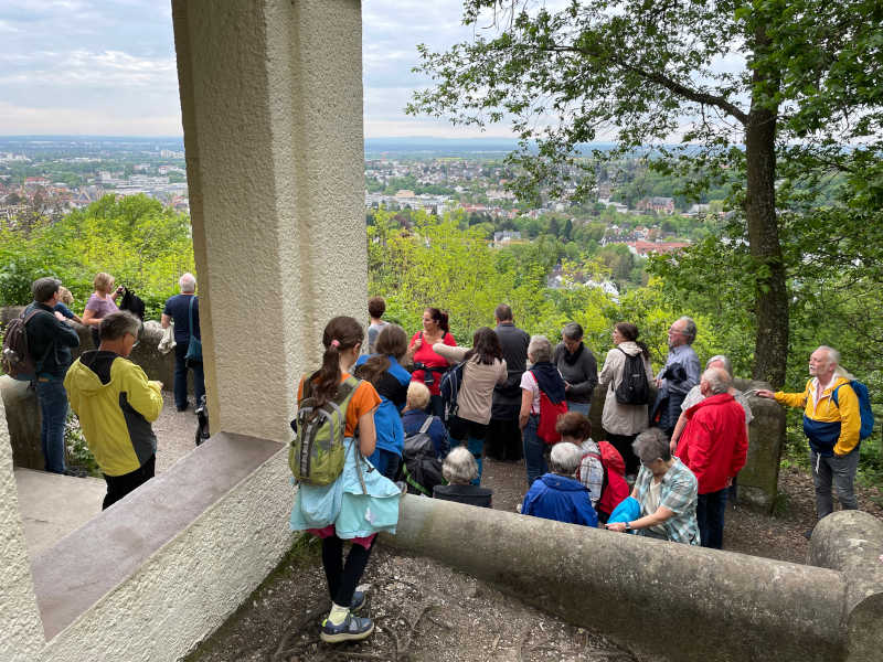 rtkw_de's tweet photo. Unterwegs im #MainTaunusKreis - ein Blick zurück auf die Siedlungsgeschichte des Vordertaunus. Spannende Hintergründe zu vielen unscheinbaren Bodendenkmälern erläuterte Archäologe Dr. Thimo Brestel. Mit dabei war auch Knut Korschewsky vom Thüringer Gebirgs- und Wanderverein. https://t.co/po8g6iIScS