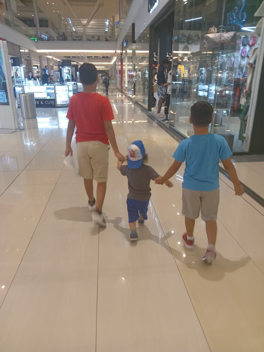 tejadahermanos's tweet photo. Los hermanos Tejada de Windows shoping https://t.co/oLzZrovrto