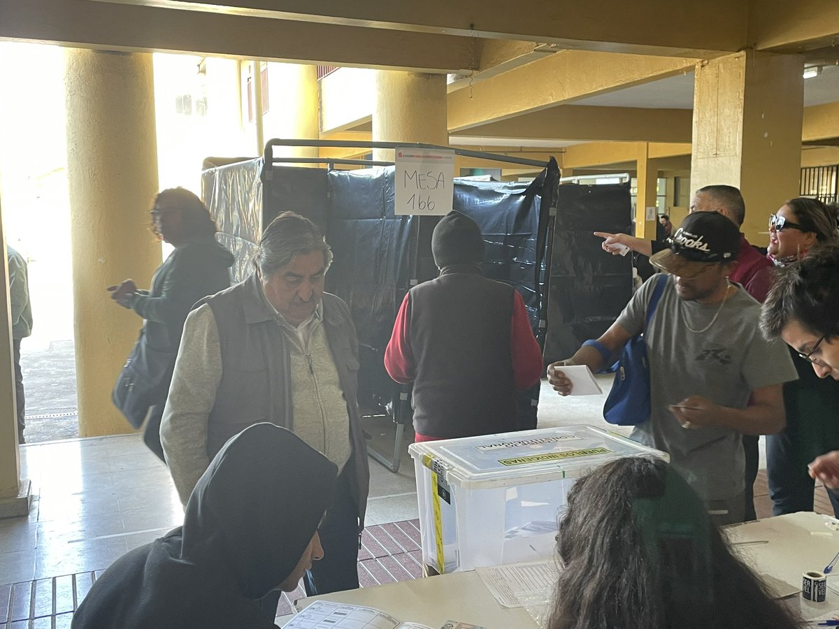 #SadiMelo ejerciendo su derecho a voto en el Colegio Aviadores de la comuna de #ElBosque