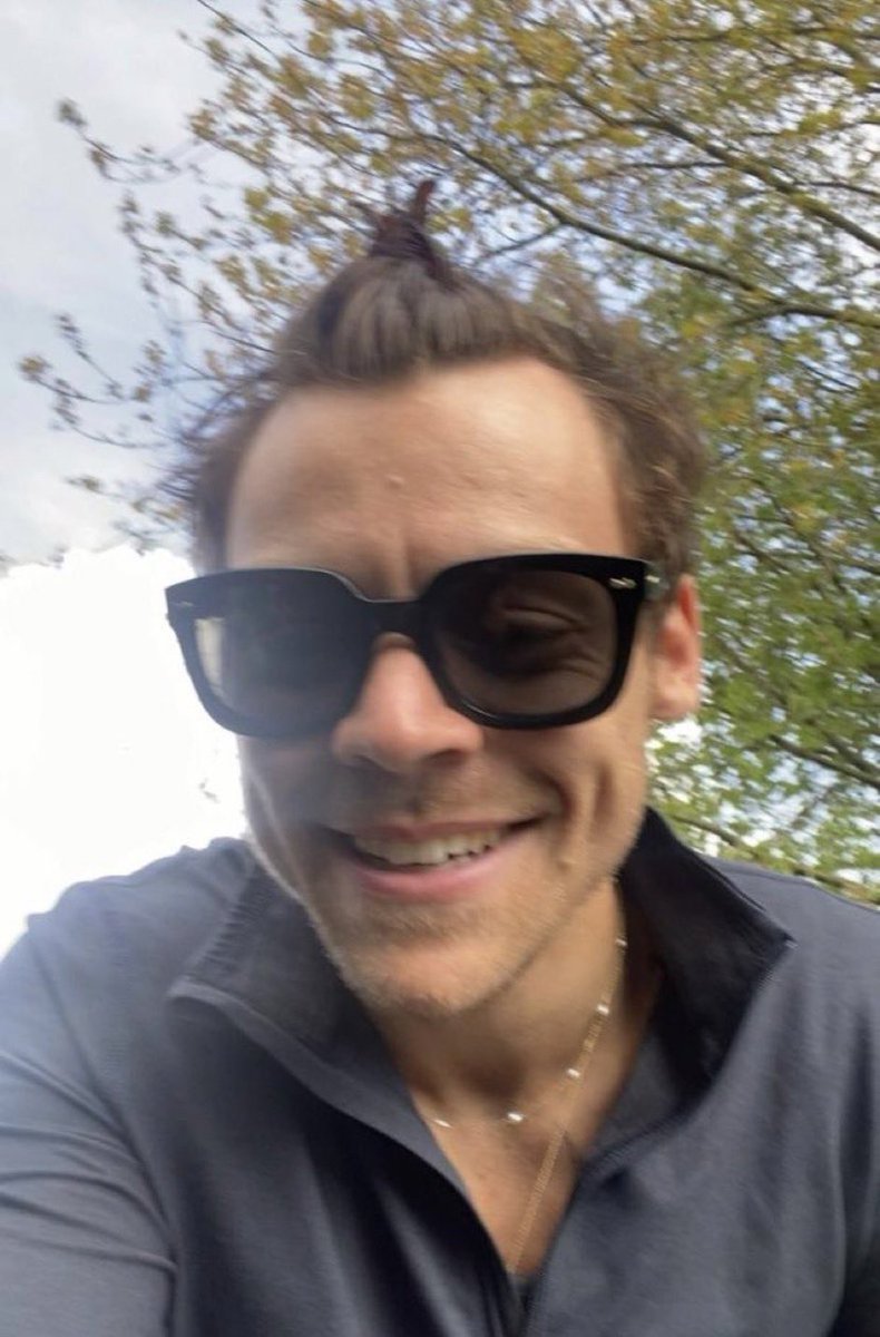 harrysmywife_'s tweet photo. THE BUNNY TEETH, THE NECKLACE, THE CRINKLE BY HER EYES, THE DIMPLES??????? 

BABIEST BABYGIRL EVER https://t.co/mwPZ4KRMTA