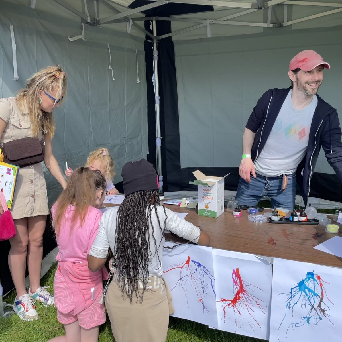 AndyGrieveAir's tweet photo. A wonderful day out at
#ValenceFestival in #BarkingandDagenham today ☀️
🎨doing breath paintings
👋meeting the community
🗺️talking about our new #CommunityMap website collecting experiences of #AirPollution in the borough.
👇
https://t.co/rKuikCqvdW
@kaylloquial @ERGImperial https://t.co/XGmkxfH29E