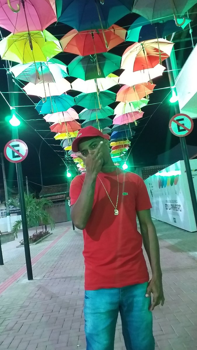 Olha o preto que eu achei gente 🙈
Joga pra lua que é sucesso⛳💫🌙