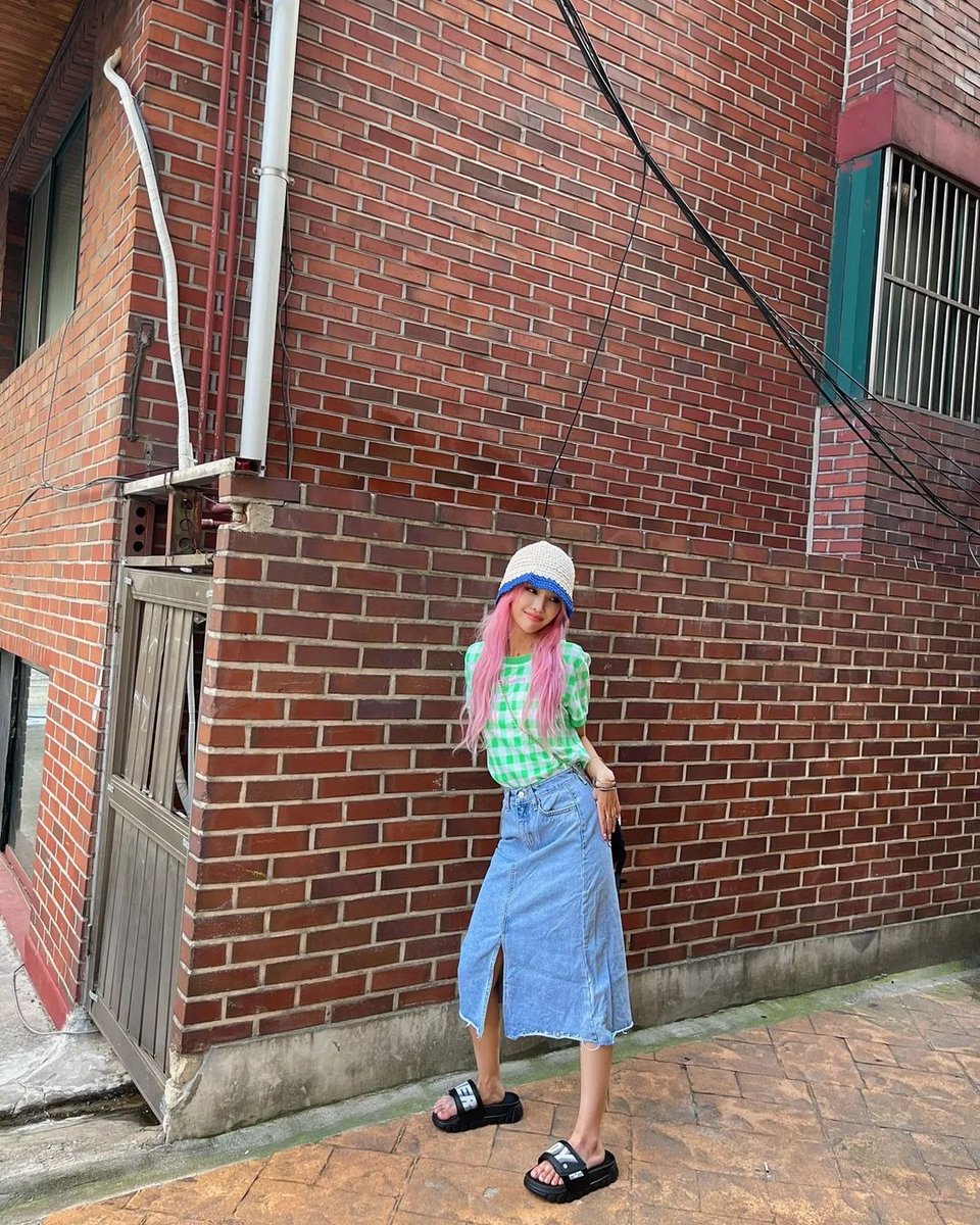 tinybluer's tweet image. La 𝒕𝑖𝑛𝑦 𝑃𝒓𝒊𝒏𝒄𝒆̄𝒔𝒔 se vistió un poco fuera de lo comun para ir una vez más a las instalaciones de YG solo para presentarse frente a los CEOs y #𝑣ibe這𝑓low esperar que sea de su agrado mí pequeña puesta.