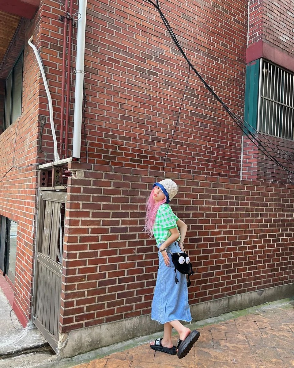 tinybluer's tweet image. La 𝒕𝑖𝑛𝑦 𝑃𝒓𝒊𝒏𝒄𝒆̄𝒔𝒔 se vistió un poco fuera de lo comun para ir una vez más a las instalaciones de YG solo para presentarse frente a los CEOs y #𝑣ibe這𝑓low esperar que sea de su agrado mí pequeña puesta.