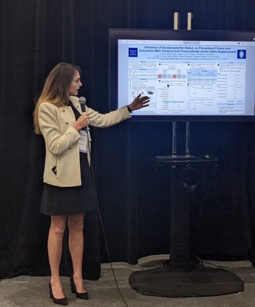 Congrats to superstar surgery resident @PaigeBrlecicMD for presenting her work on the impact of SES on AVR procedure choice and outcomes #AATS2023 @BCM_CTSurgery @SXC71 @DrRaviGhanta @JCoselli_MD @MarcMoonMD @DrRosengart
